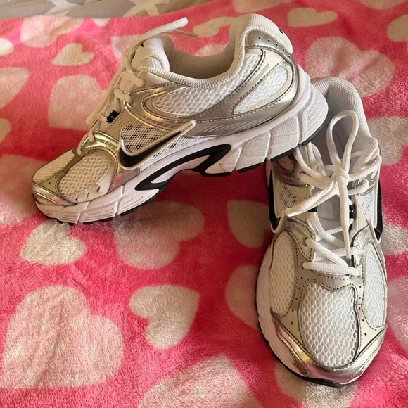 Nike women’s White and Silver Running Sneakers with Black Swoosh - Picture 3 of 6